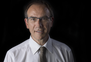 El médico-psiquiatra Arturo Ezquerro es lector corresponsal de ‘La Vanguardia’ en Inglaterra. Editorial Sentir.