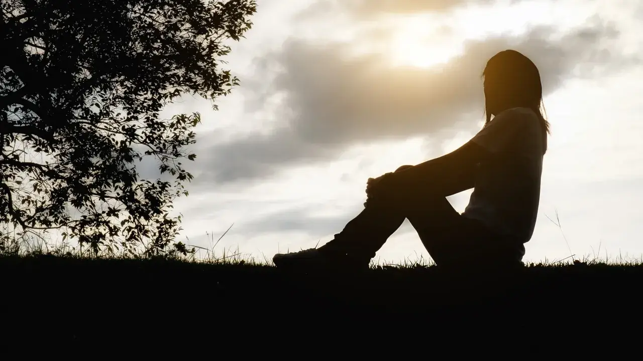 Termómetro de salud mental: una de cada cuatro personas en Chile se siente sola y los de 30 son el grupo de mayor crecimiento