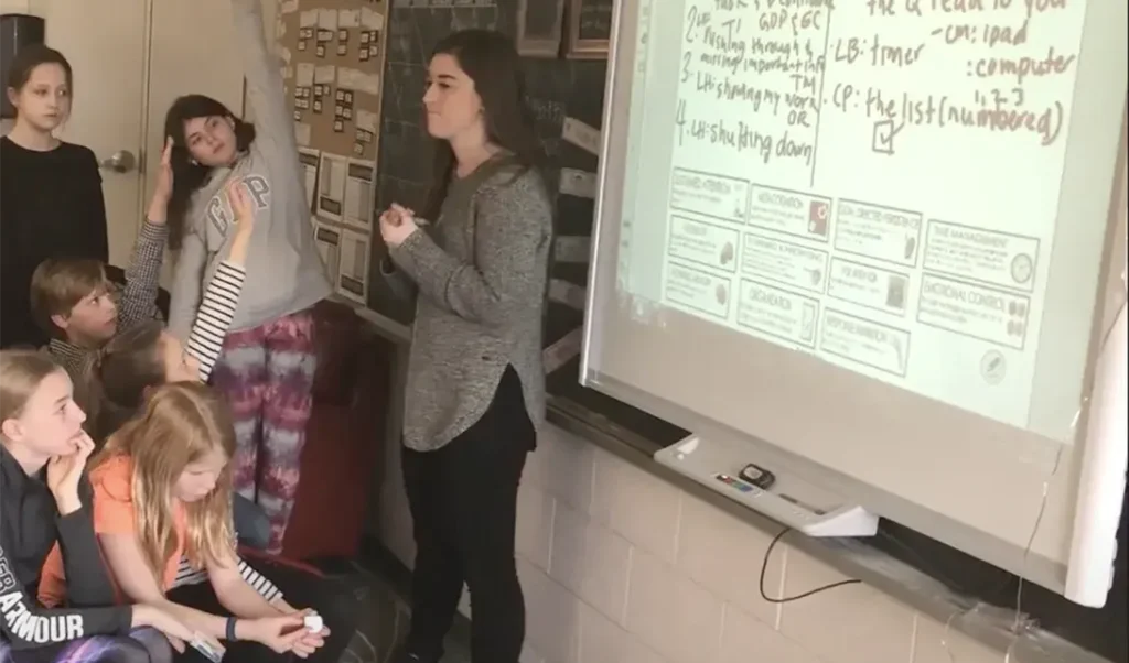 Docente y estudiantes reflexionan sobre barreras y estrategias en el aula, promoviendo conciencia y desarrollo de funciones ejecutivas