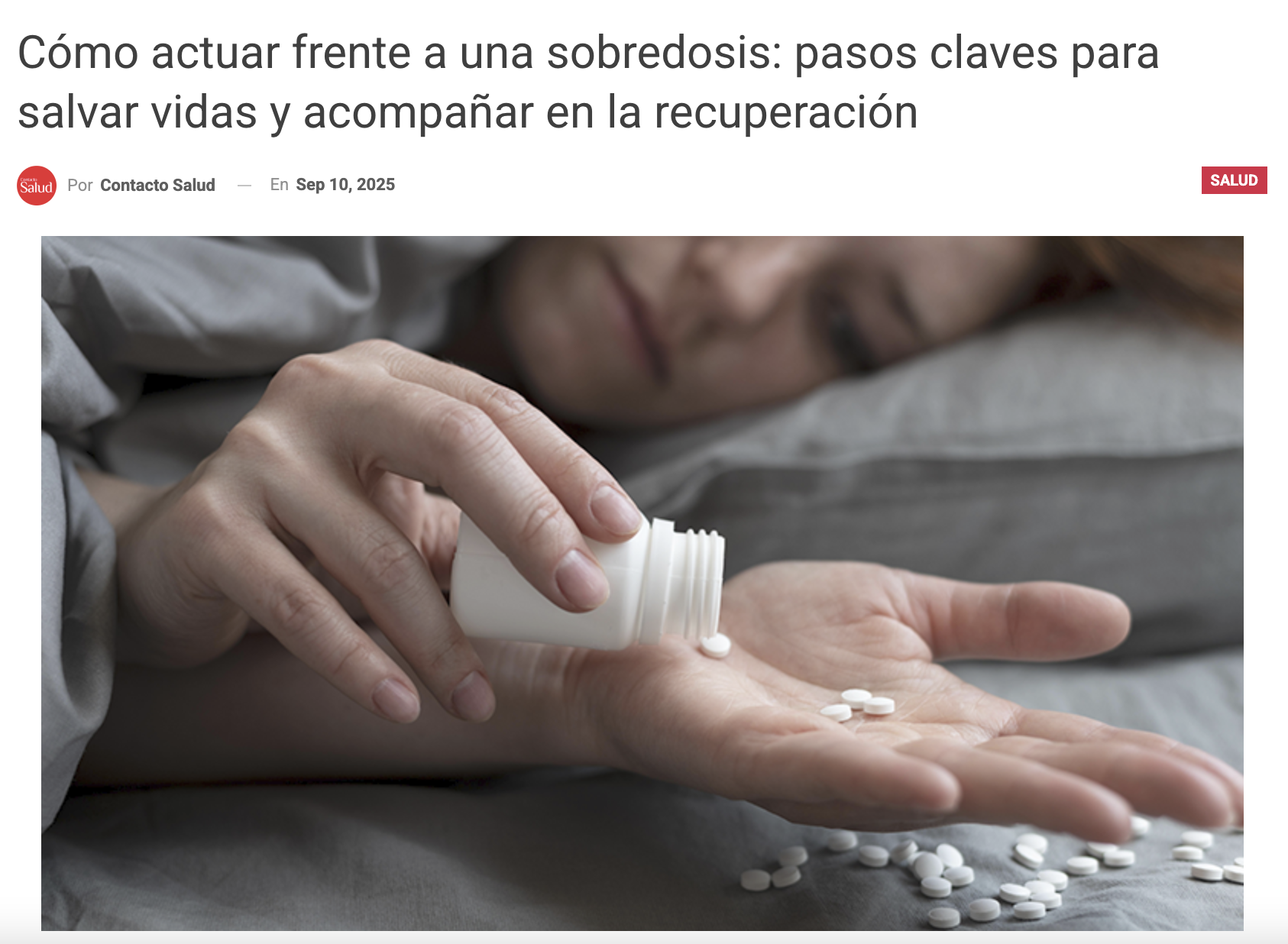 Mujer acostada sostiene un frasco de pastillas, representando una posible sobredosis y la urgencia de intervención oportuna.