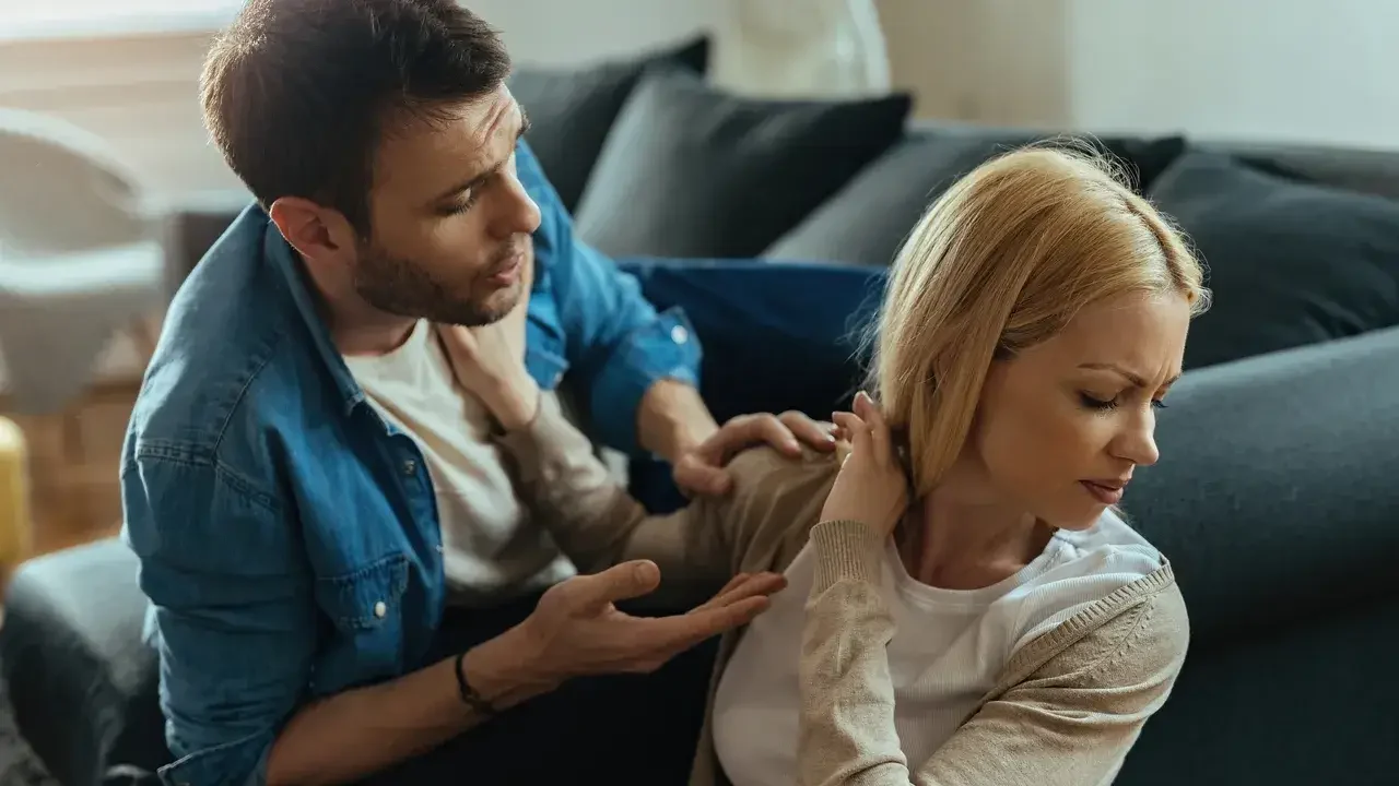 Apego evitativo: qué es, causas, características y cómo abordarlo en terapia