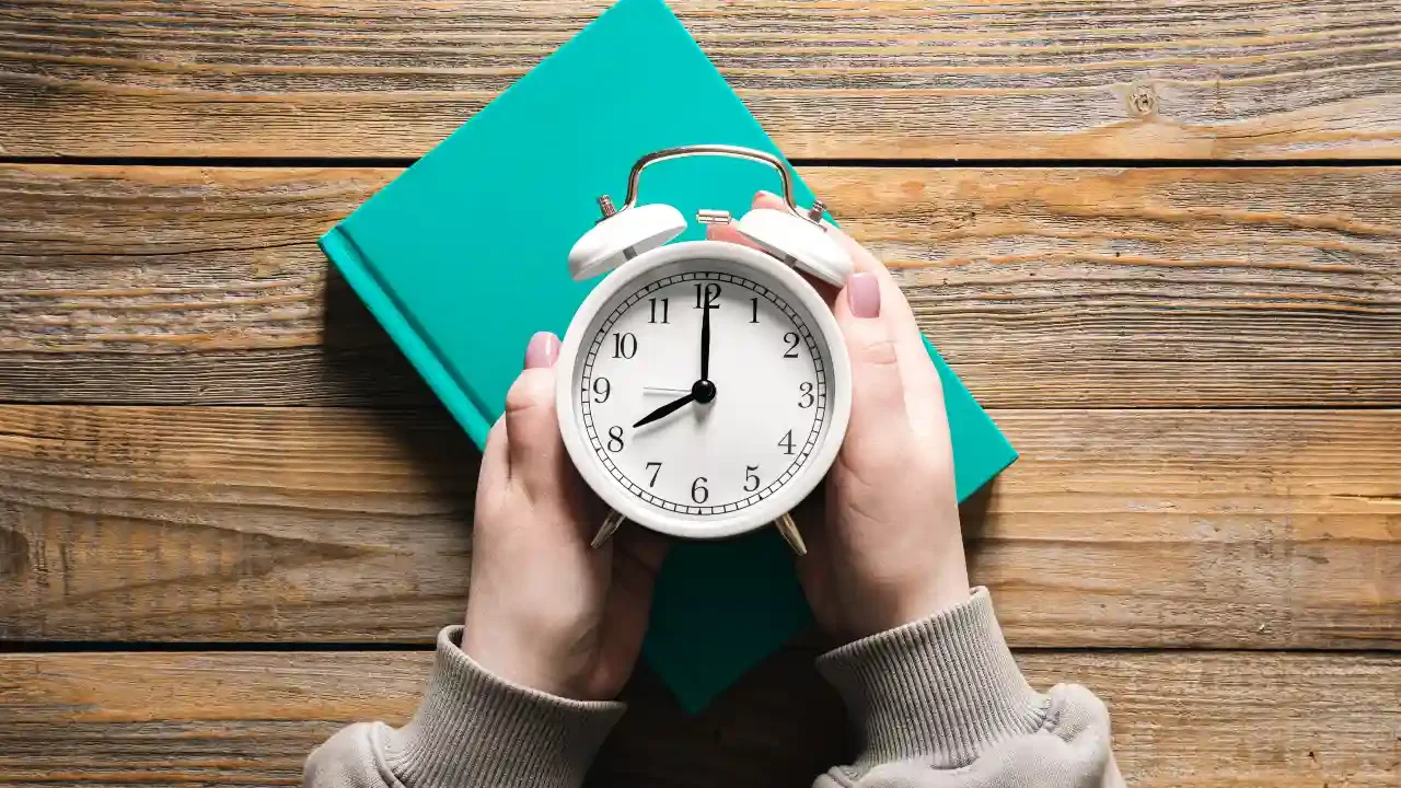 ¿Cómo lograr que el cambio de hora no altere tu sueño? Expertos dan recomendaciones