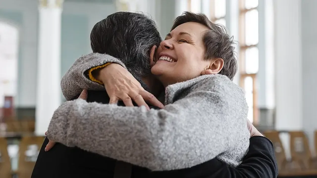 Abrazos, neurociencia y bienestar: el poder de un gesto simple