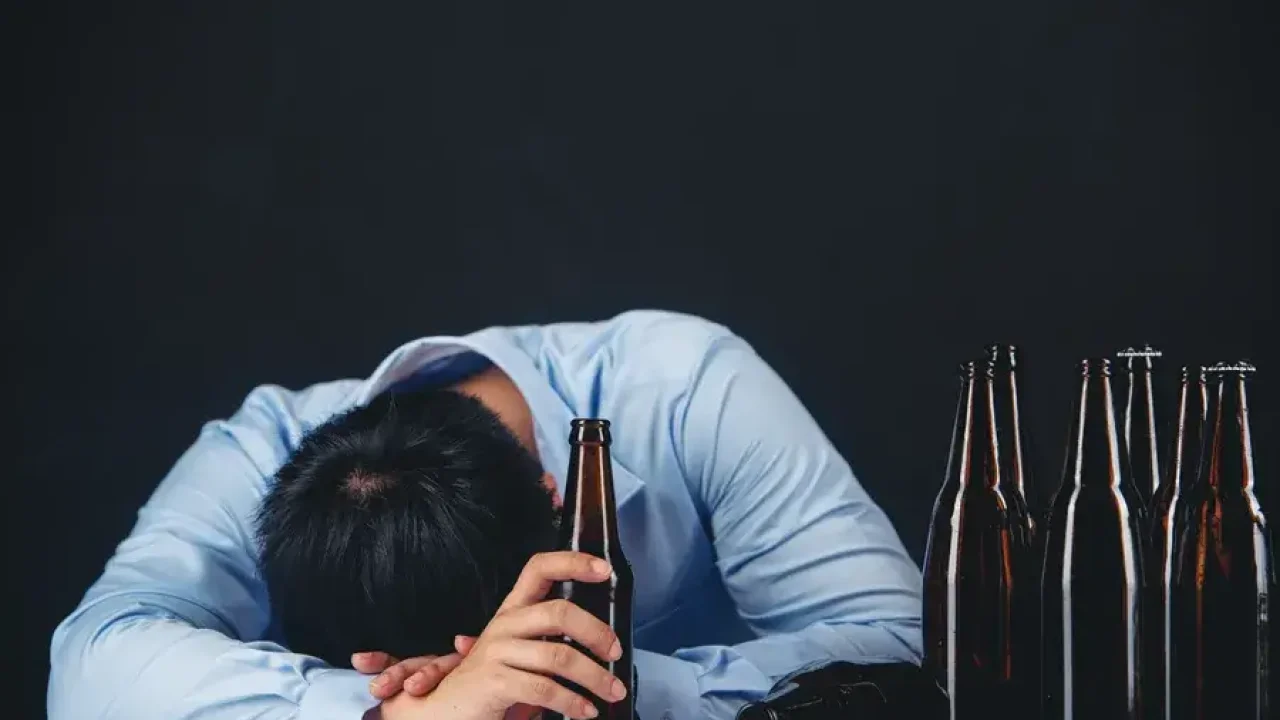 Alcohol, cocaína y pasta base: las drogas más consumidas en Chile y cómo abordar las adicciones