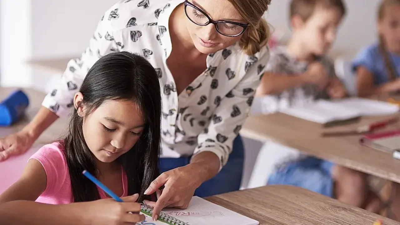 Salud mental de las y los profesores: 60% sufre desgaste emocional que afecta la educación