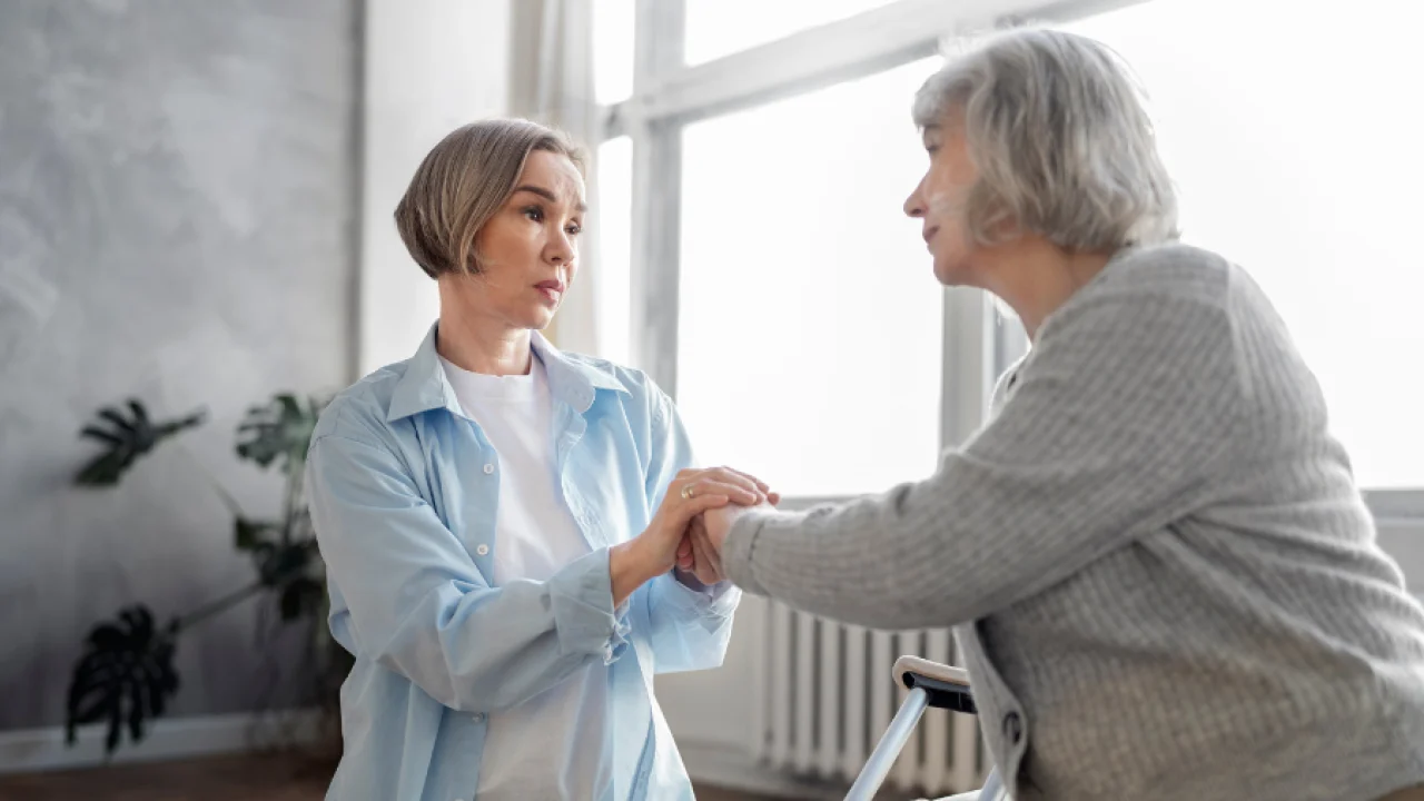 Síndrome del cuidador: cómo afecta la salud mental y qué hacer para prevenir la sobrecarga